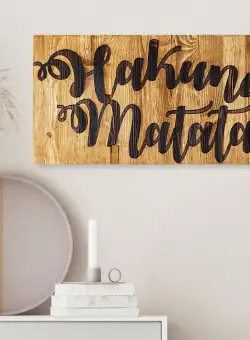 Accesoriu decorativ de perete din lemn Hakuna Matata motto