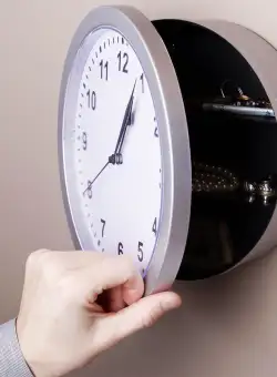 Ceas functional de perete cu seif ascuns, 10"