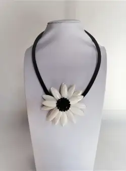 Colier Dama la Baza Gatului cu Pandantiv Floare Margareta, cu Sidef Alb