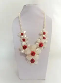 Colier Dama la Baza Gatului cu Perle de Cultura si Flori din Sidef Alb