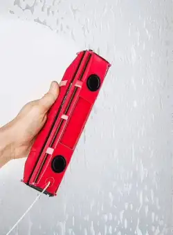 Dispozitiv magnetic special pentru curatatea geamurilor