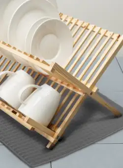 Laveta cu microfibre sub picuratorul de vase