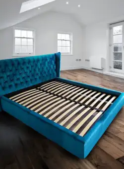 Pat Chesterfield tapitat cu catifea, cu somiera fixa 160x200