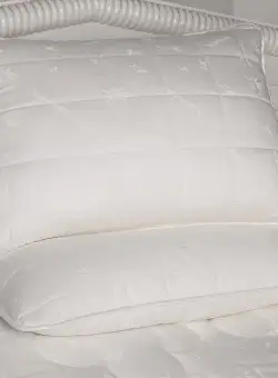 Perna Bambu, Alba, 70% bumbac / 30% bambus, 60% microgel / 40% umplutura bambus, 50 x 70 cm