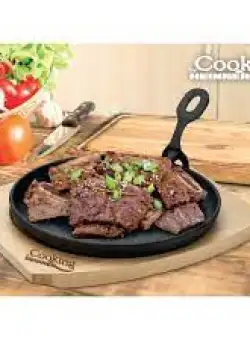 Platou servire rotund Cooking by Heinner, 22 cm, fonta pura, cu maner detasabil si baza din lemn