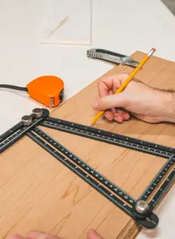 Rigla metalica cuadrilaterala, cu copiator de unghi - 31 x 18 cm