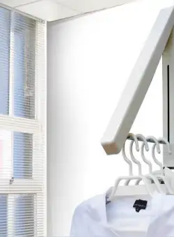 Suport discret pentru umerase, cu prindere pe perete