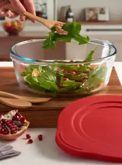 Vas rotund din sticla termorezistenta cu capac plastic rosu Pasabahce Borcam 2100 ml