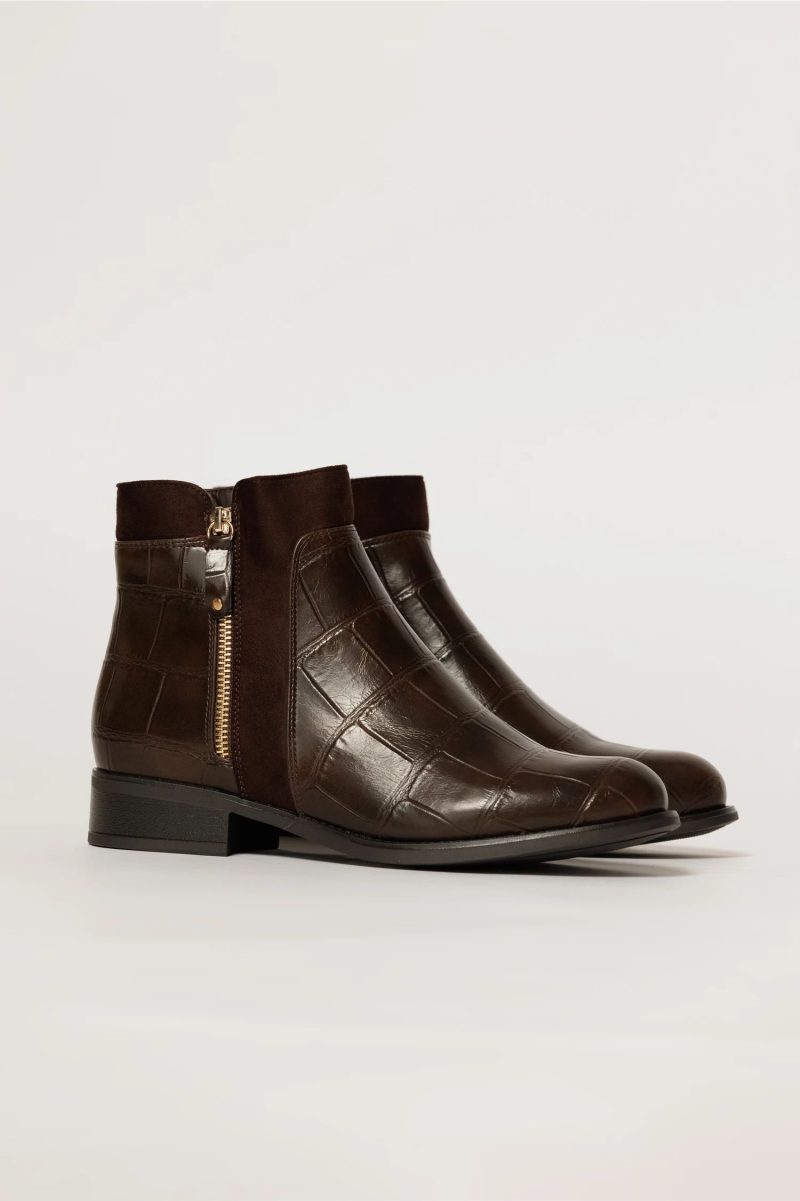 Botine maro elegante cu toc jos si textura piele de crocodil