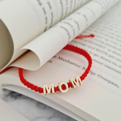 Bratara 3 litere - MOM - Aur Galben 14K - Snur rosu impletit dama