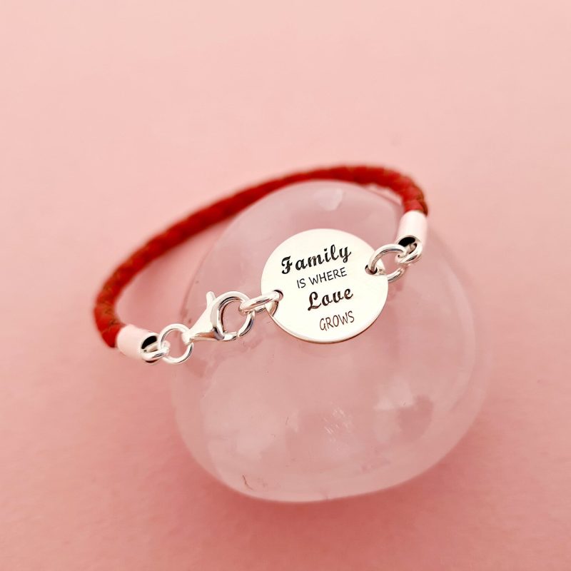 Bratara banut cu mesaj - Family is where love grows - Argint 925, piele rosie impletita
