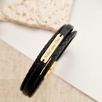 Bratara barbateasca cu 3 straturi de piele naturala neagra - Placuta cu gravura personalizata - Argint 925 placat cu Aur Galben 18K - Inchizatoare clips inox