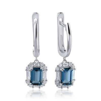 Cercei din aur alb cu topaze london blue de 1.23ct si diamante baguette si rotunde de 0.39ct