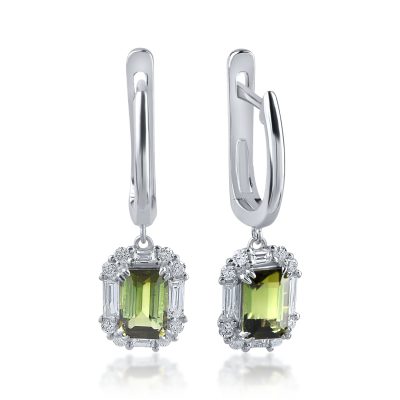 Cercei din aur alb cu turmaline verzi de 1.23ct si diamante baguette si rotunde de 0.39ct