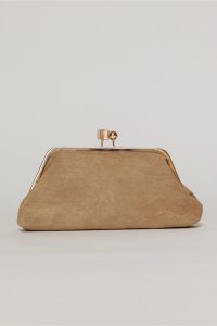 Clutch plic bej catifelat cu inchidere metalica aurie