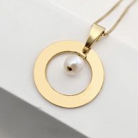Lantisor cu pandantiv rotund - decupat la interior si charm picatura de Perla - Argint 925 placat cu Aur Galben 18K