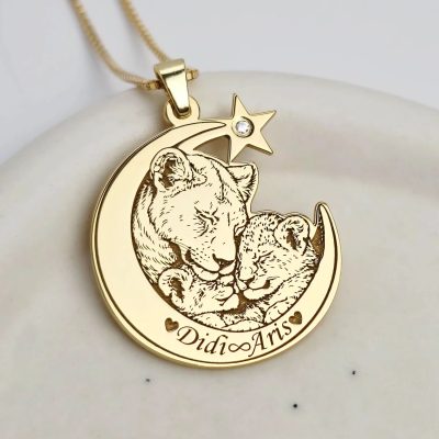 Lantisor IMPREUNA - Protectia leoaicei - Pandantiv luna, leoaica cu pui & Diamant natural - Argint 925 placat cu Aur Galben 18K