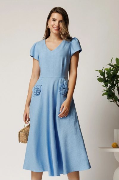 Rochie midi bleu din material fluid in clos cu trandafiri pe buzunare