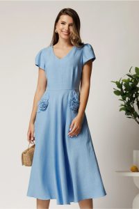 Rochie midi bleu din material fluid in clos cu trandafiri pe buzunare
