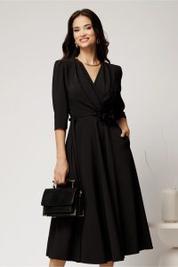 Rochie midi neagra din stofa in clos cu floare in talie