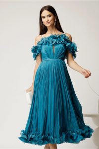 Rochie midi turcoaz in clos din voal satinat cu volanase la bust si la baza