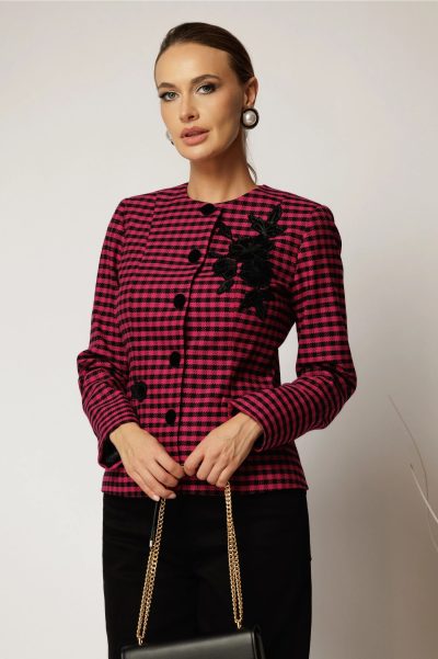 Sacou dama in carouri fucsia cu aplicatie florala din catifea si paiete